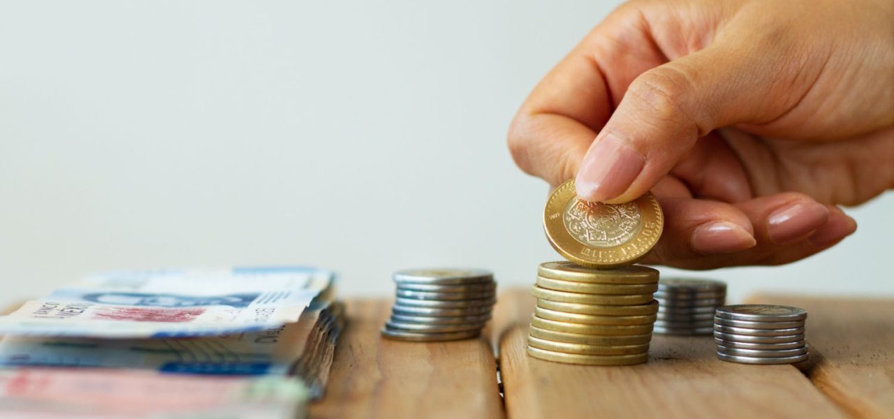 mano-sosteniendo-moneda-mexicana